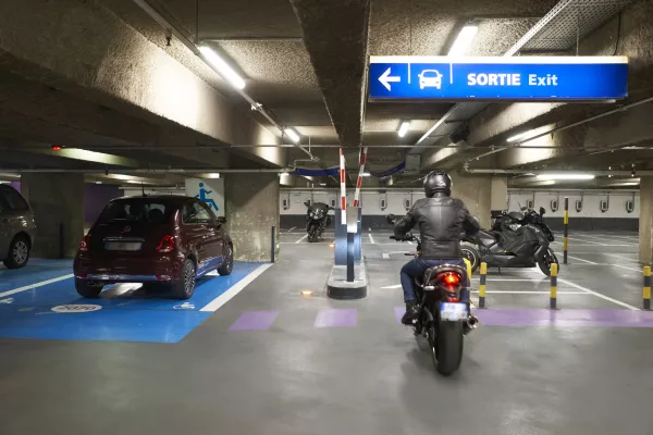 Zone motos parking Madeleine Tronchet
