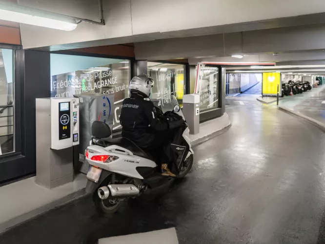 Accès motos -Parking Lagrange