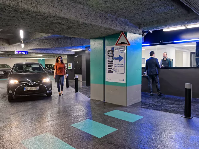 Parking_Les_Halles_Saint_Eustache_information_office