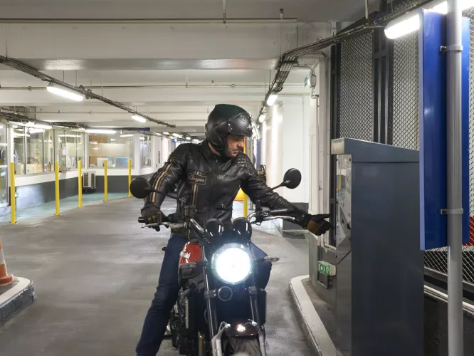 Motos parking Madeleine Tronchet