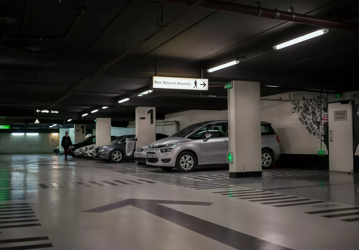 Parking_Quai_Branly_Tours_Eiffel_indoor
