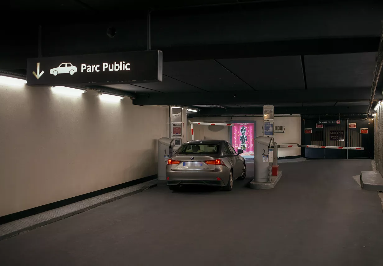 Parking_Quai_Branly_Tours_Eiffel_entree