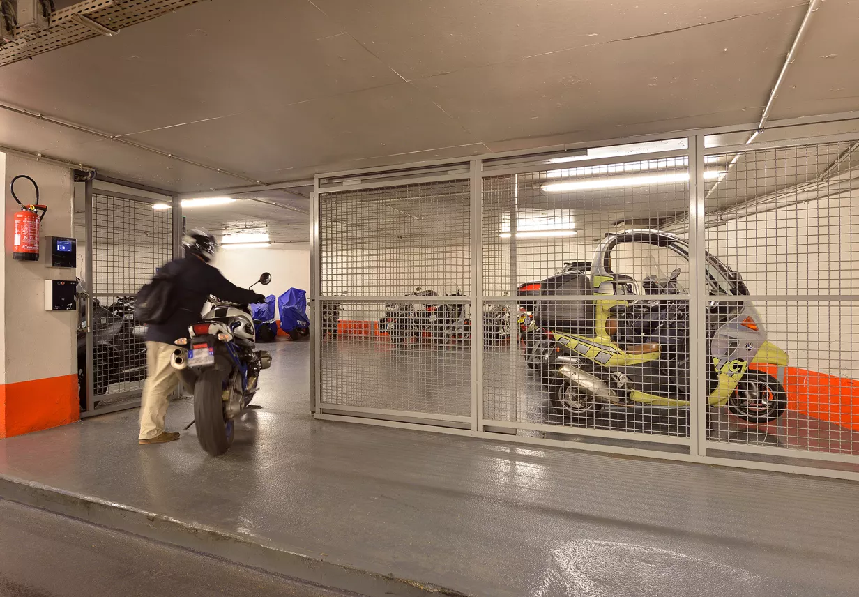 Parking_Pyramides_moto