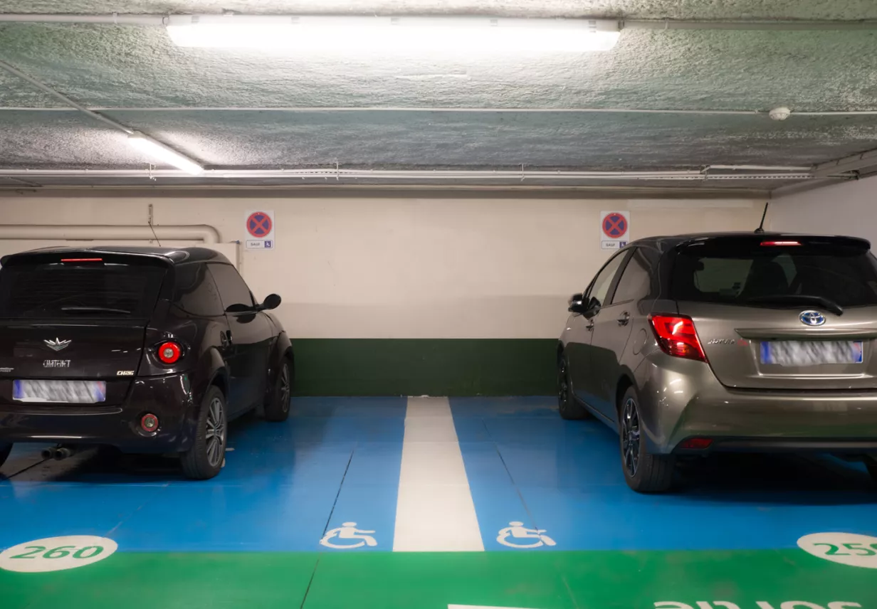 Parking Hôpital St Louis - Places PMR