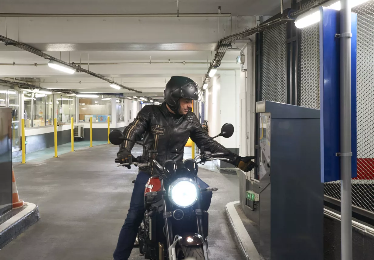 Motos parking Madeleine Tronchet