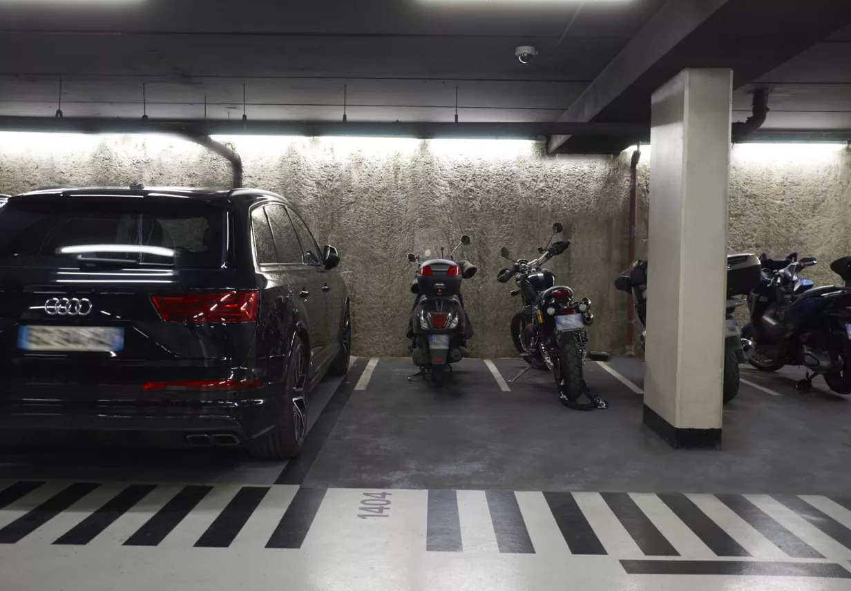 Zone motos Quai Branly Tour Eiffel