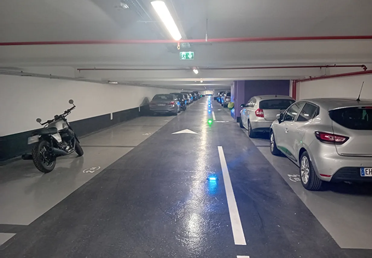 Niveau avec place motos parking Prony